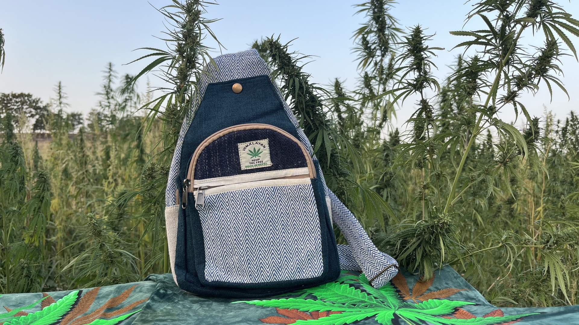 Himalája Kender Crossbody válltáska - Himalája kender kis hátizsák - Crossbody Natúr és kék  Himalájai kender Hátizsák Katmanduban, Nepálban készült. Ezek a trendi kend 