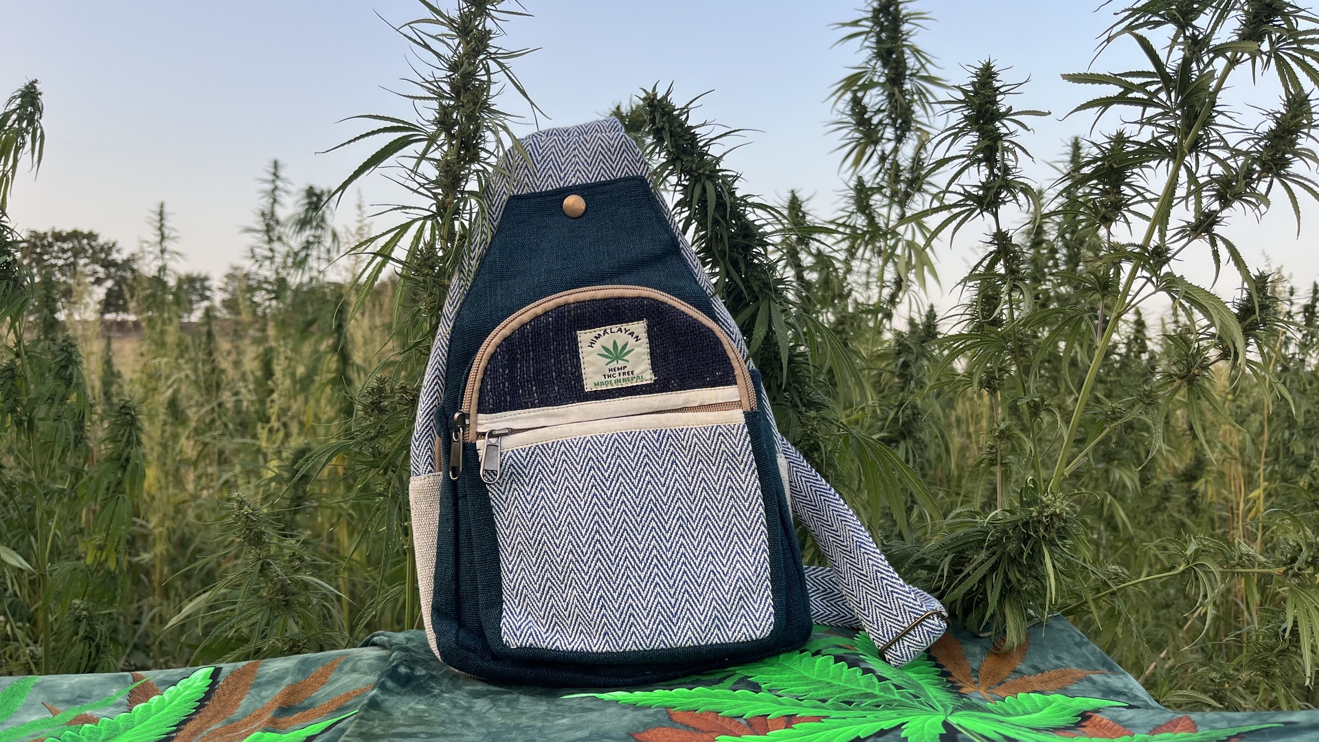 Himalája Kender Crossbody válltáska - Himalája kender kis hátizsák - Crossbody Natúr és kék  Himalájai kender Hátizsák Katmanduban, Nepálban készült. Ezek a trendi kend 