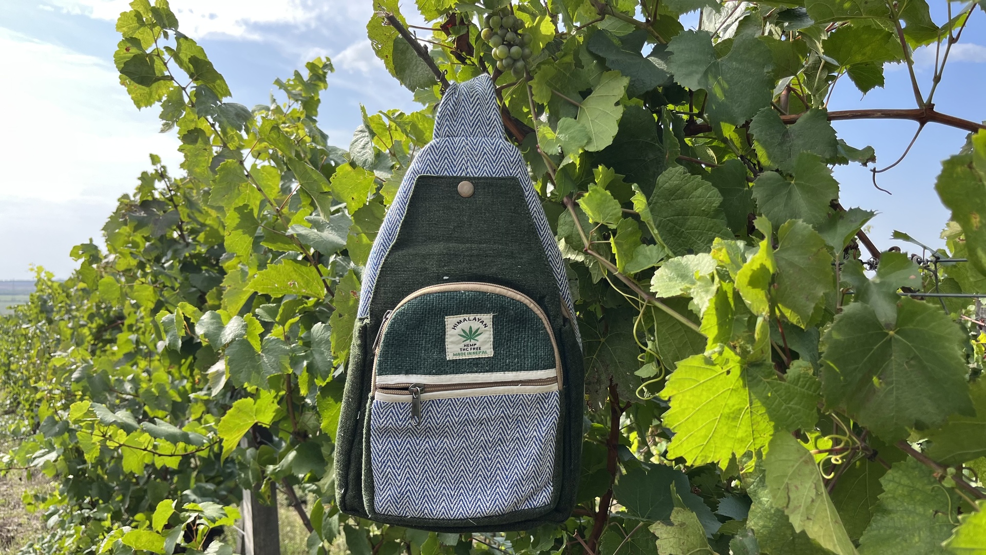Himalája kender kis hátizsák - Crossbody - sötétzöld   Natúr és sötétzöld  Himalájai kender Hátizsák Katmanduban, Nepálban készült. Ezek a trendi kend