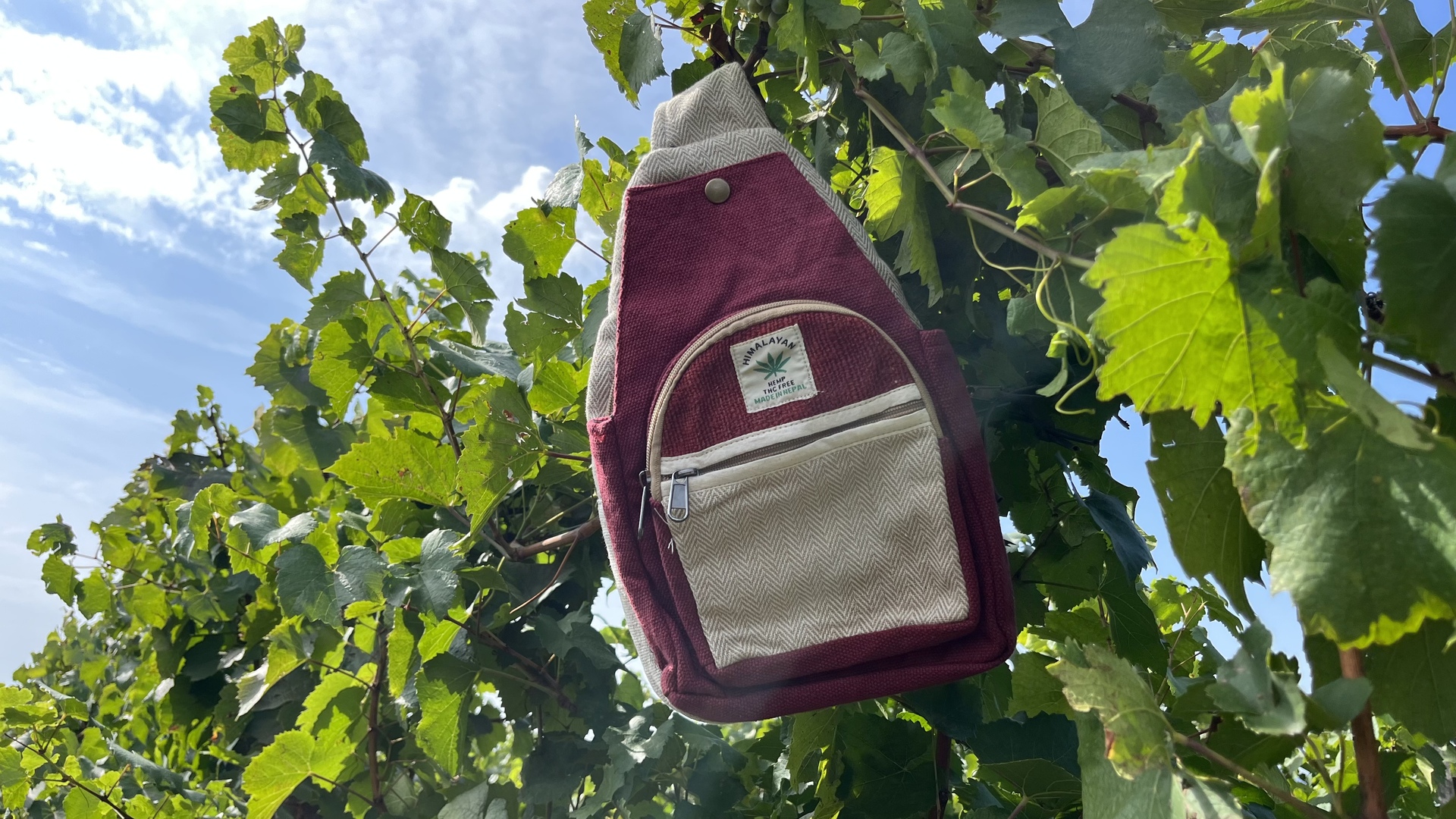 Himalája Kender Crossbody válltáska - Himalája kender kis hátizsák - Crossbody - bordó  Natúr és bordó Himalájai kender Hátizsák Katmanduban, Nepálban készült. Ezek a trendi kend