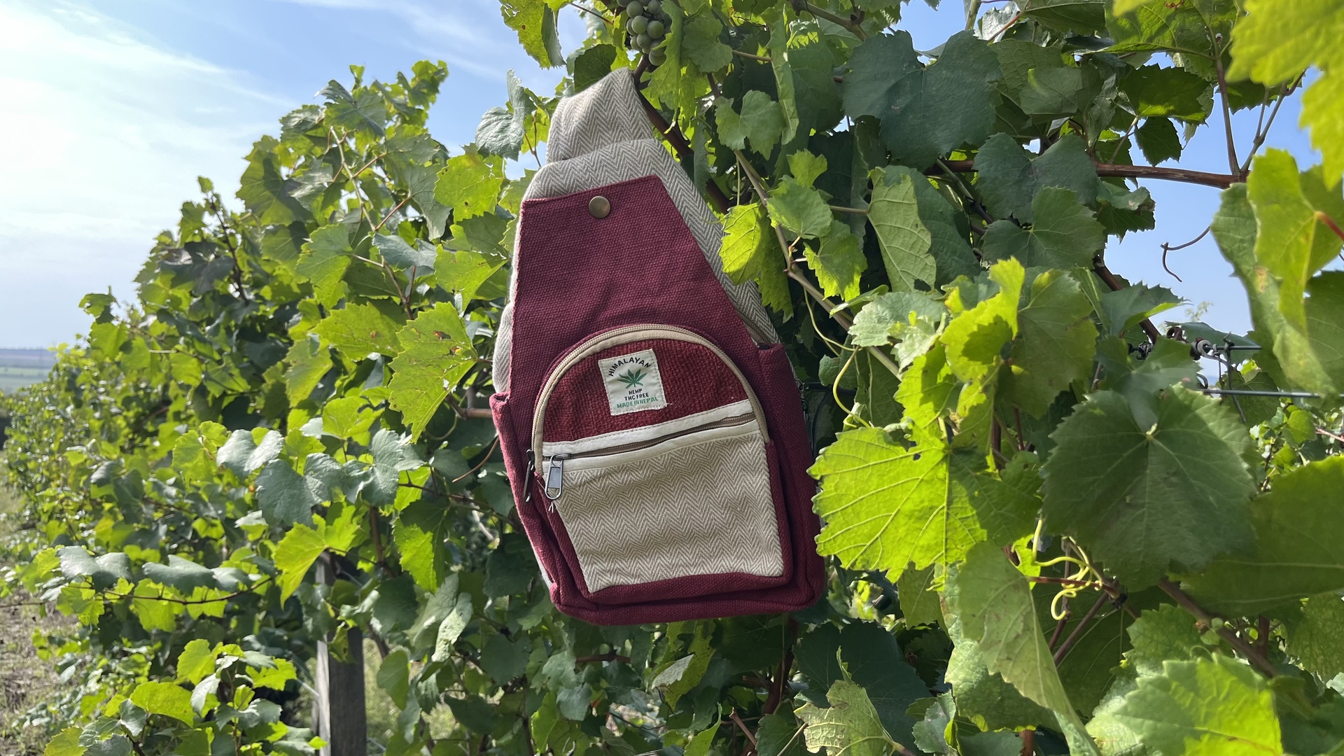 Himalája Kender Crossbody válltáska - Himalája kender kis hátizsák - Crossbody - bordó  Natúr és bordó Himalájai kender Hátizsák Katmanduban, Nepálban készült. Ezek a trendi kend